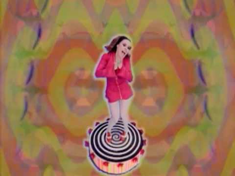 Deee-Lite – Groove Is In The Heart feat. Q-Tip